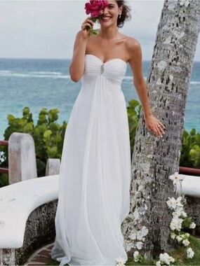 Strapless White Chiffon Wedding Gown with Sweetheart Neckline